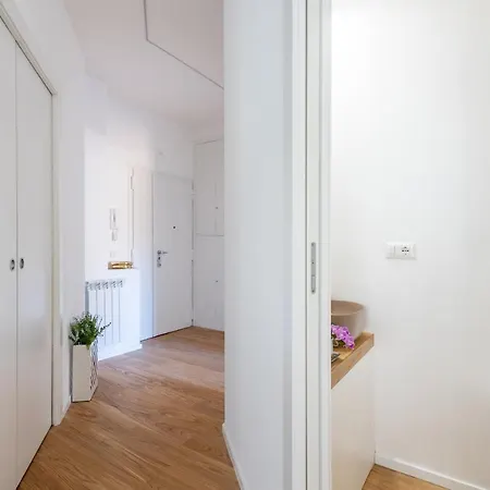 Iflat Wood And Marble Riverfront Rom