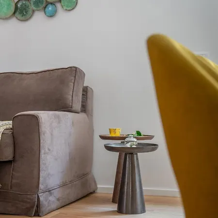 Iflat Wood And Marble Riverfront Apartment Rome